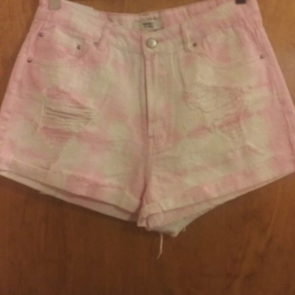 Nwt Forever 21 pink and white shorts size 29 Med.